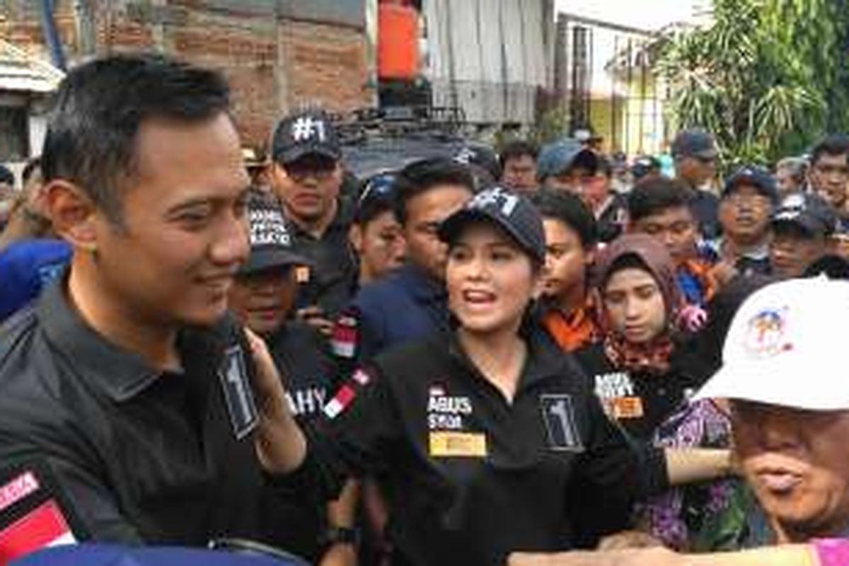 Calon gubernur DKI Jakarta nomor pemilihan satu, Agus Harimurti Yudhoyono, kampanye ke Kelurahan Bungur, Kecamatan Senen, Jakarta Pusat, Selasa (10/1/2017). Kampanye kali ini Agus ditemani sang istri, Annisa Pohan.