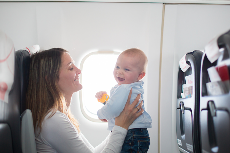 Ilustrasi naik pesawat dengan bayi. Ada beberapa cara memilih kursi di pesawat saat membawa bayi yang perlu diperhatikan.