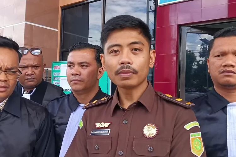 Jaksa Jovi bersama tim kuasa hukumnya, usai mendengar sidang putusan perkaranya di Pengadilan Negeri Padangsidimpuan, Selasa (26/11/2024). Jovi divonis 6 bulan penjara, tanpa harus dijalani, dengan masa percobaan 1 tahun.