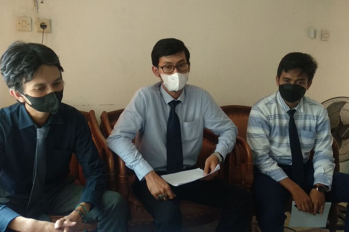 Tim kuasa hukum MKA Fauzi (tengah) ditemui di kantornya, di Kota Yogyakarta, Senin (10/1/2022)