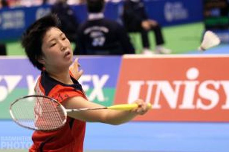 Tunggal putri Jepang, Akane Yamaguchi, mengembalikan shuttlecock pada Wang Yihan pada pertandingan semifinal Yonex Japan Open Superseries 2013, di Tokyo, Jepang, Jumat (21/9/2013).