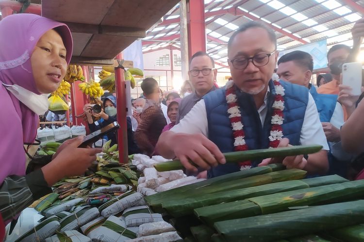 Menteri Perdagangan berbelanja tempe saat saat kunjungan ke Pasar Bukateja, Kabupaten Purbalingga, Jawa Tengah, Jumat (4/11/2022).