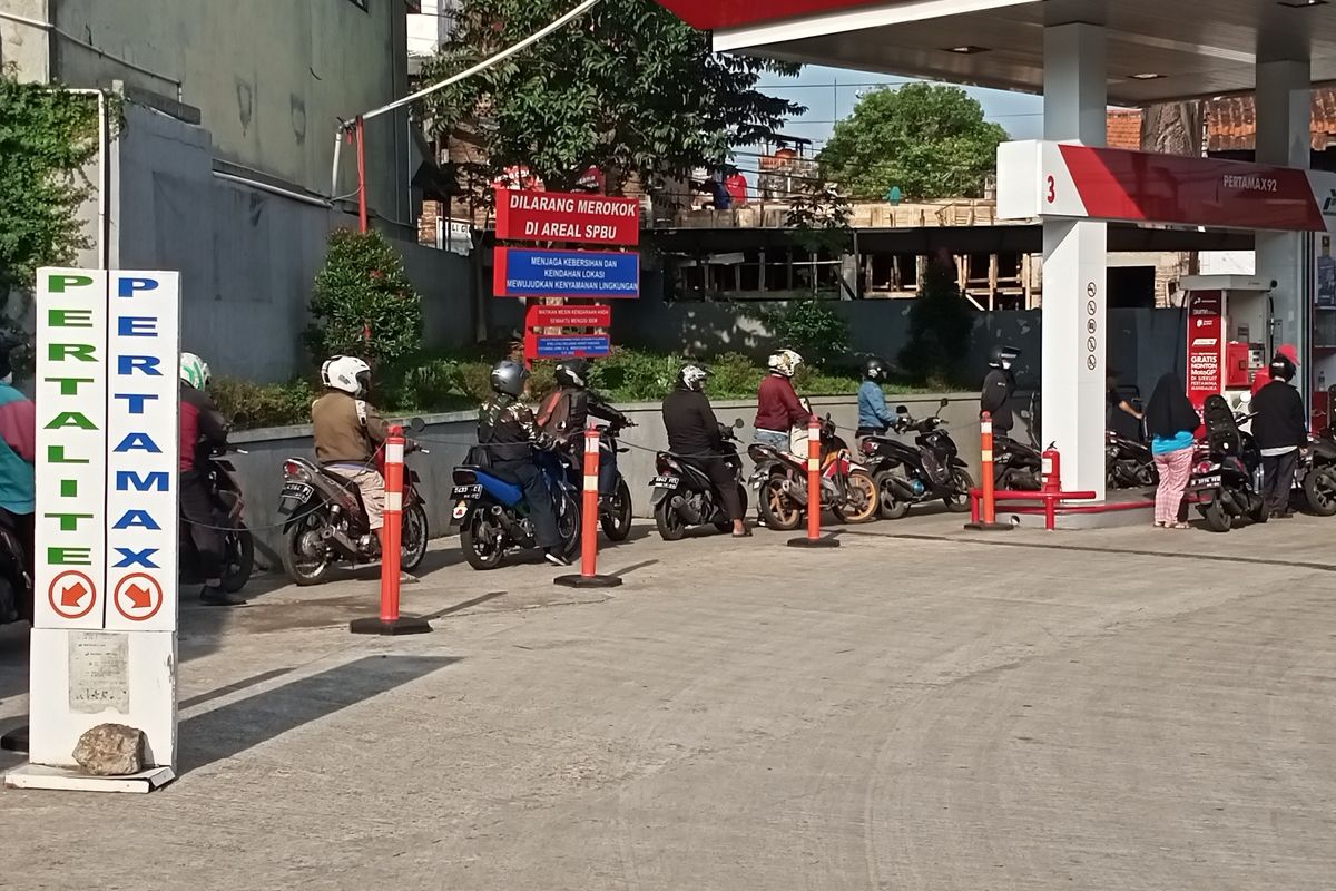 Pengelola SPBU Jalan Raya Cinunuk Kabupaten Bandung mengaku wilayah Kabupaten Bandung belum menerapkan aplikasi My Pertamina guna mengisi Pertalite dan Solar Bersubsidi.