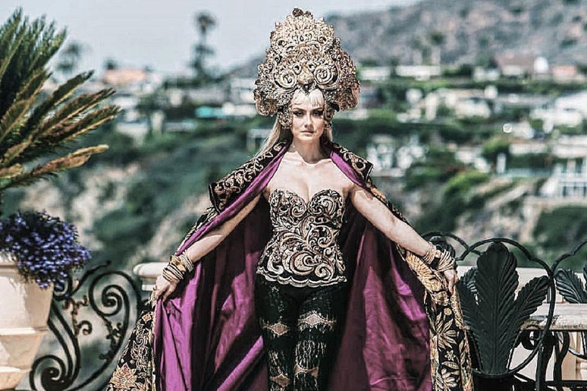 Agnez Mo mengenakan busana rancangan Anne Avantie untuk video musik terbarunya.