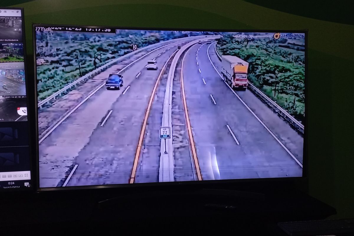 Rekaman CCTV mundurnya truk di ruas Tol Malang-Pandaan KM 77 hingga menabrak bus.