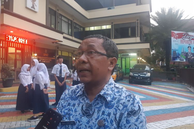 Kepala sekolah SMPN 229 Jakarta Barat saat ditemui di Polsek Kebon Jeruk, Jakarta Barat, Senin (11/11/2019) petang