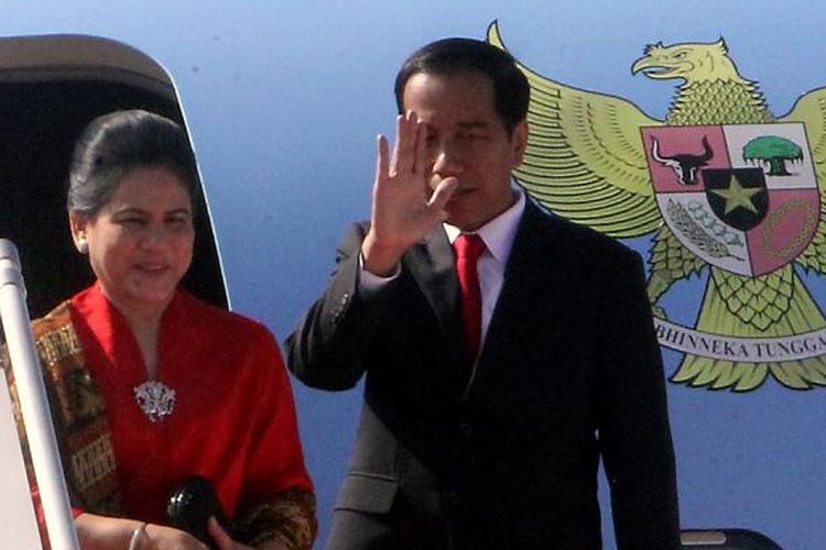 Presiden Joko Widodo didampingi Ny Iriana Joko Widodo memasuki pesawat kepresidenan untuk bertolak ke Amerika Serikat dari Bandara Halim Perdana Kusuma, Jakarta, Minggu (14/2/2016). 