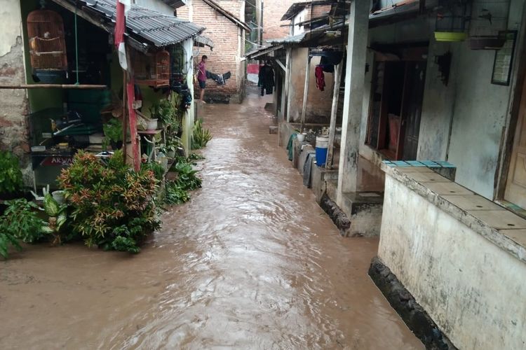 Ratusan rumah warga Kota Semarang terendam banjir luapan sungai Beringin. Kamis (13/10/2022)