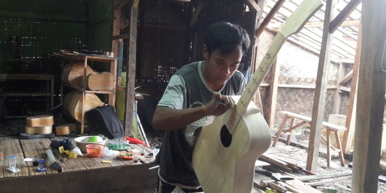 Dengan Peralatan Seadanya Gitar Seharga Jutaan Rupiah Tercipta Di Pedalaman Lebak Halaman All Kompas Com