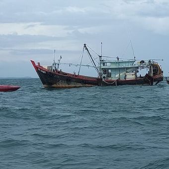 Satuan Polisi Air dan Udara (Satpolairud) Polres Bintan bersama tim gabungan yang terdiri dari TNI-AL dan KPLP Tanjung Uban melakukan penyelamatan terhadap dua orang nelayan asal Kabupaten Bintan, Kepulauan Riau (Kepri) yang hanyut beberapa hari lalu hingga ke perairan Malaysia.