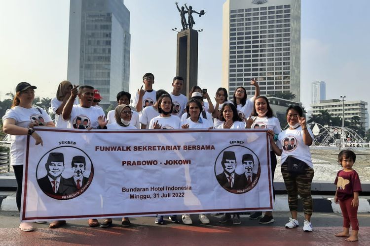 Sekber Prabowo-Jokowi menggelar kegiatan jalan santai sekaligus mendeklarasikan kedua tokoh itu untuk maju di Pilpres 2024 pada Car Free Day, Bundaran HI, Jakarta Pusat, Minggu (31/7/2022).