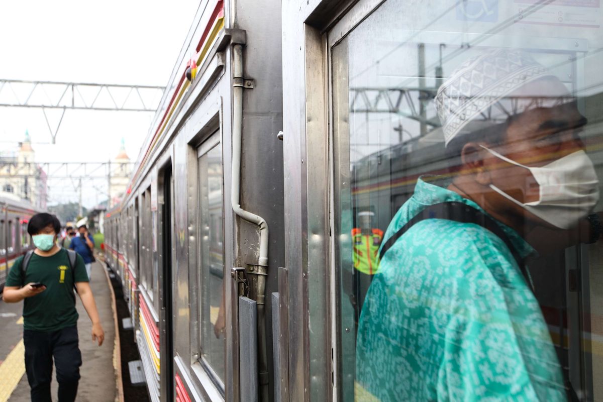 Suasana di dalam Kereta Rel Listrik (KRL) Commuter Line di Stasiun Kota Bogor, Selasa (9/6/2020). Pihak stasiun menerapkan protokol kesehatan kepada petugas dan penumpang antara lain penerapan pembatasan jumlah kapasitas penumpang di dalam gerbong KRL untuk mengurangi penyebaran virus Covid-19.