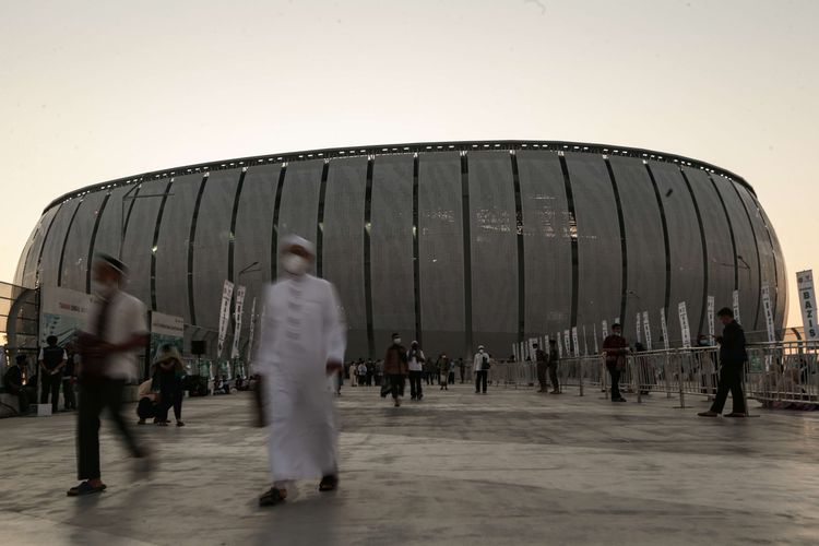 Umat muslim mengikuti shalat Idul Adha 1443 Hijriah di Jakarta International Stadium (JIS), Jakarta Utara, Minggu (10/7/2022) pagi. Gubernur DKI Jakarta Anies Baswedan dan  Wakil Gubernur DKI Jakarta Ahmad Riza Patria melakukan shalat Idul Adha 1443 Hijriah di lokasi tersebut.