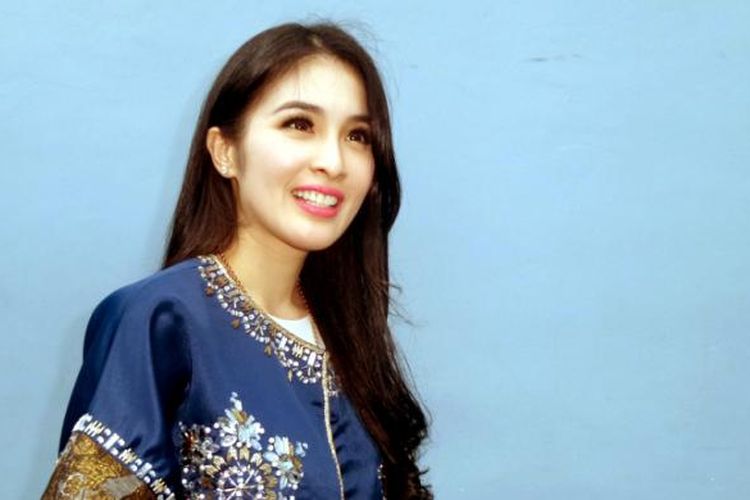 Sandra Dewi usai menjadi bintang tamu di program bincang-bincang di studio Trans TV, Jakara Selatan, Senin (19/12/2016).