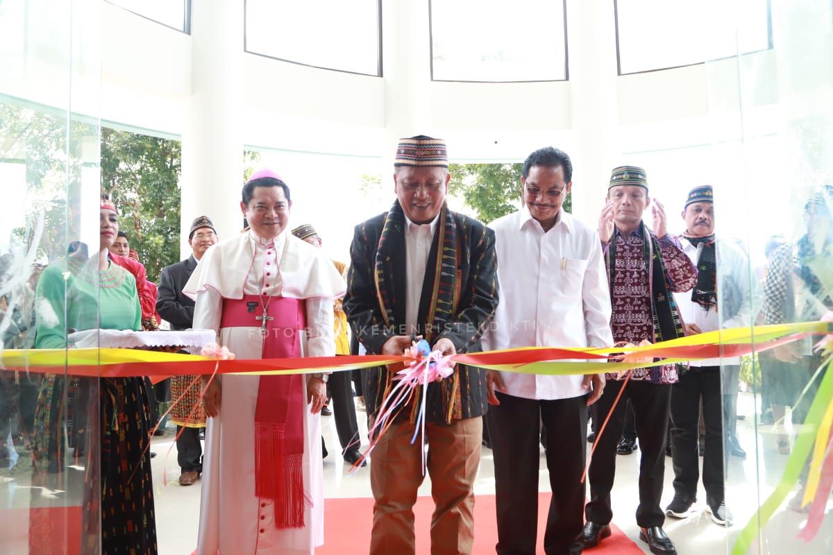 Menteri Nasir dalam acara peresmian Unika St. Paulus Ruteng didampingi Administrator Apostolik Keuskupan Ruteng, Mgr. Silvester San, Bupati Manggarai Deno Kamelus, Rektor Unika St. Paulus Ruteng, Rm. Yohanes Boylon, serta dihadiri seluruh dosen dan mahasiswa pada kampus tersebut.