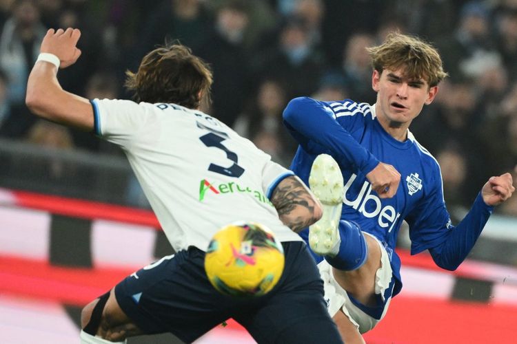 Gelandang Como Nico Paz (Kanan) berebut bola dengan bek Lazio Luca Pellegrini pada laga Serie A Italia SS Lazio vs Como 1907 di Stadion Olimpiade di Roma pada 10 Januari 2025.