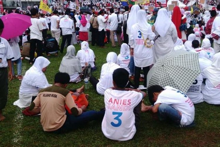 Sejumlah anak yang mengenakan atribut kampanye hadir pada kampanye akbar pasangan calon gubernur dan wakil gubernur DKI Jakarta nomor pemilihan tiga di Lapangan Soemantri Brodjonegero, Kuningan, jakarta Selatan, Minggu (29/12017).