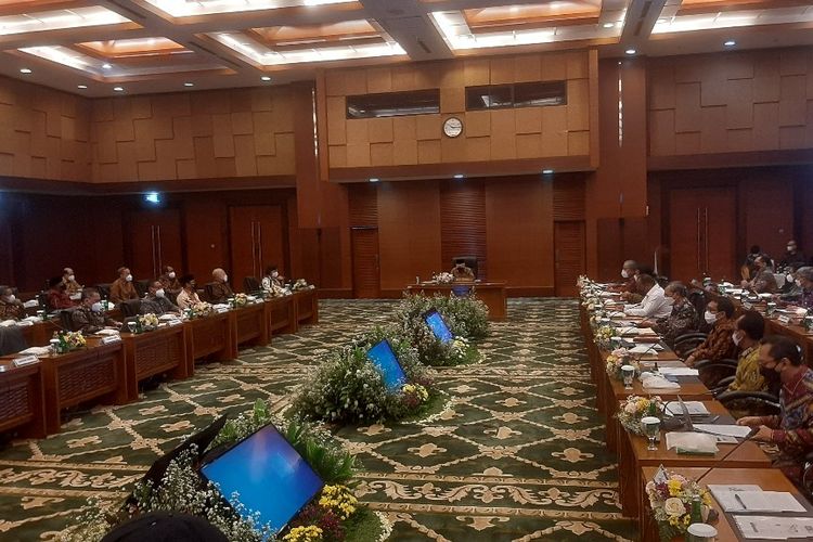 Suasana rapat pleno Komite Nasional Ekonomi dan Keuangan Syariah (KNEKS) yang dipimpin Wakil Presiden Ma'ruf Amin di kantor Kementerian Keuangan, Jakarta, Senin (30/5/2022).