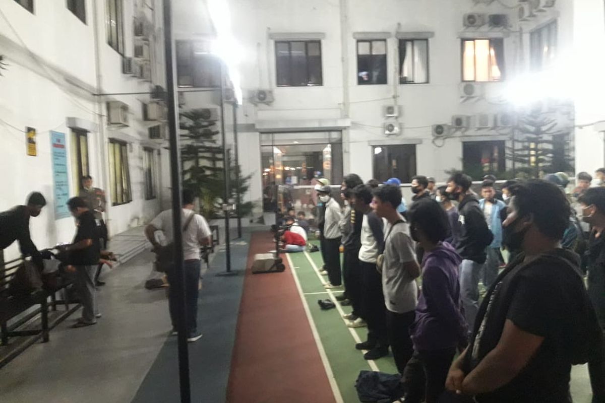 Sejumlah pelajar di Tangerang Selatan ditangkap polisi saat berangkat demo tolak Undang-Undang Cipta Kerja, Kamis (8/10/2020).