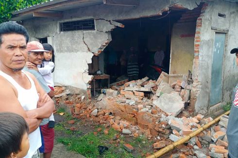 Diduga akibat Jalan Licin, Sebuah Truk di Lombok Timur Tabrak Rumah Warga
