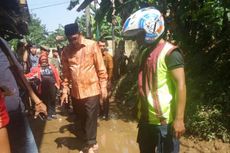 Kenakan Sandal Jepit, Djarot Susuri Lokasi Banjir di Kampung Arus