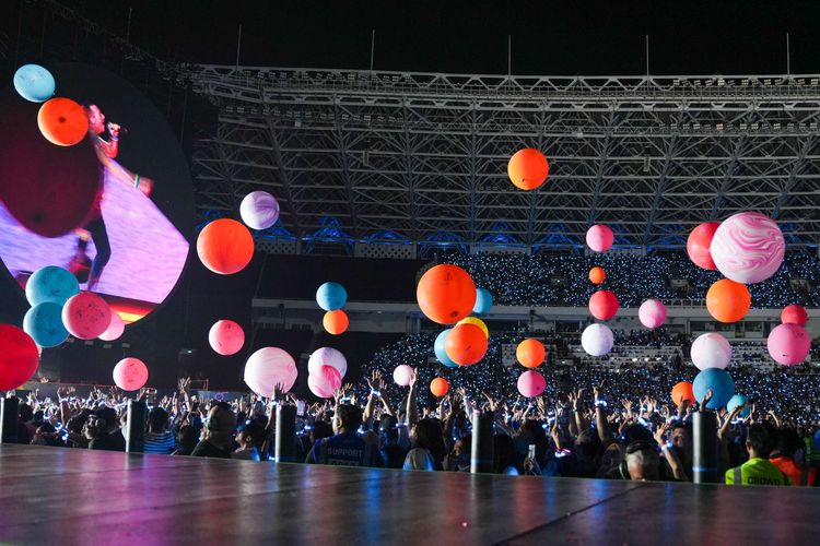 Antusiasme penggemar Coldplay saat menonton konser Music of the Spheres World Tour, di Stadion Utama Gelora Bung Karno, Jakarta, Rabu (15/11/2023). Dalam penampilannya Coldplay membawakan sejumlah lagu hits mereka seperti Higher Power, Paradise, Viva La Vida, hingga Everglow.