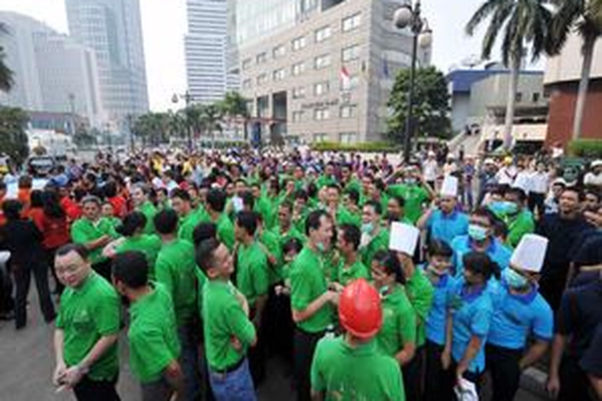 Para karyawan berhamburan keluar dan berkumpul di luar hotel Mandarin di Jakarta, menyusul gempa 7,3 SR, Rabu (2/9). 