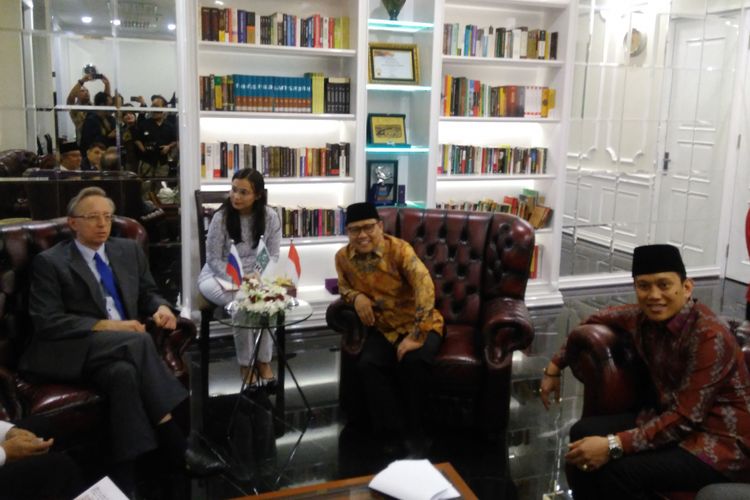 Ketua Umum DPP Partai Kebangkitan Bangsa Muhaimin Iskandar menerima kunjungan Duta Besar Rusia untuk Indonesia Mikhail Galuzin di Kantor DPP PKB, Jakarta, Rabu (7/6/2017). 