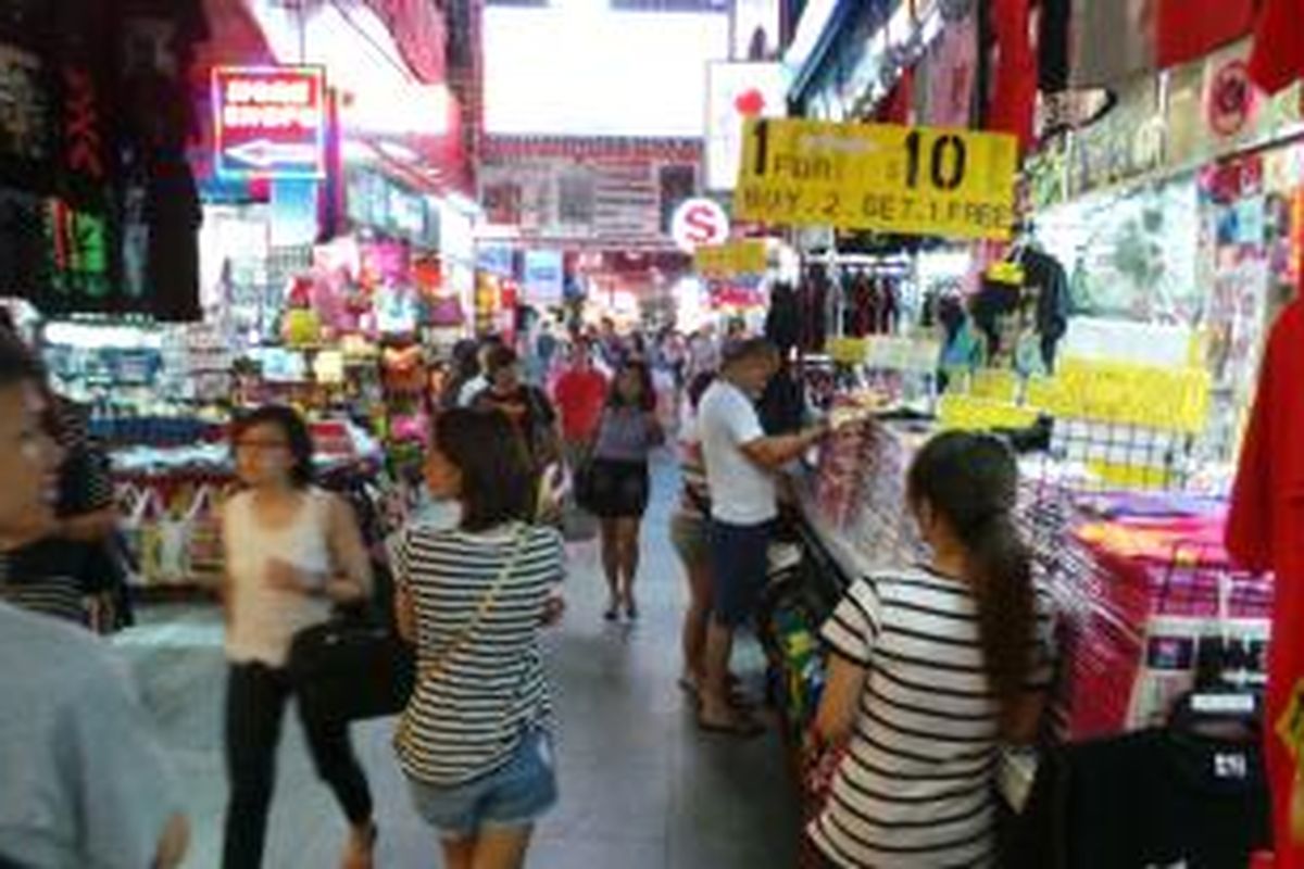 Lorong di pusat perbelanjaan di Bugis Street, Singapura.