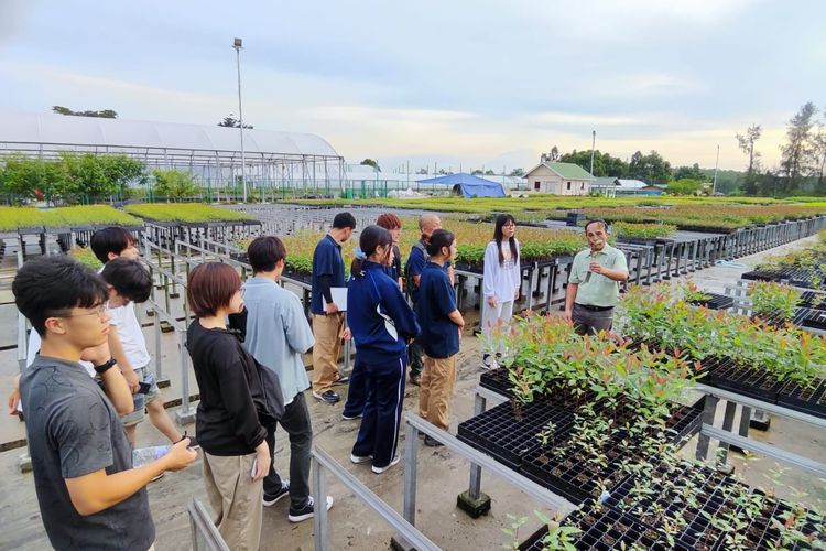 Unit usaha Asia Pulp & Paper (APP) Sinar Mas di Riau menerima kunjungan pelajar dan mahasiswa Jepang (3/8/2023).