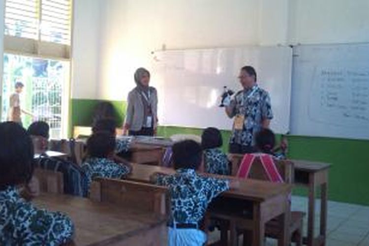 Robertus Royanto (55), sedang memperkenalkan cita-cita kepada murid kelas 1 SD Perguruan Rakyat 2, Bukit Duri, Tebet, Jakarta Selatan.