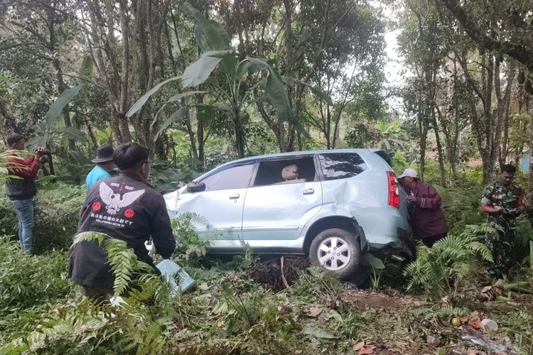 Kondisi mobil Avanza yang terjun ke jurang di wilayah Dusun Sendi, Desa Pacet, Kecamatan Pacet, Kabupaten Mojokerto, Jawa Timur, Rabu (10/7/2024).