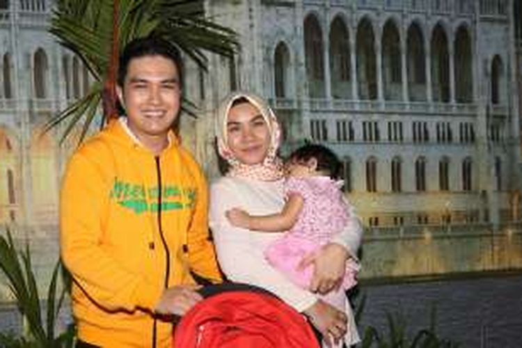 Aldi Taher bersama istri, Giorgia Aisyah, dan anak mereka ditemui dalam sebuah kegiatan di kawasan Temdean, Jakarta Selatan, pada Rabu (4/1/2017).