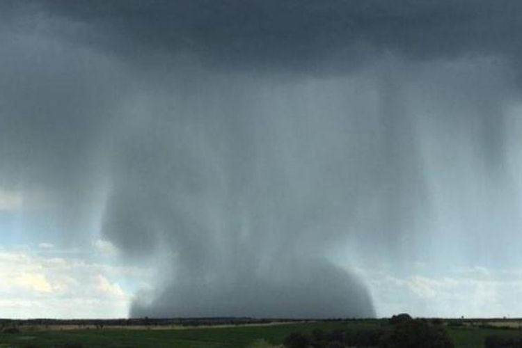 Peristiwa bom hujan atau fenomena microburst tertangkap kamera seorang peternak di Queensland.