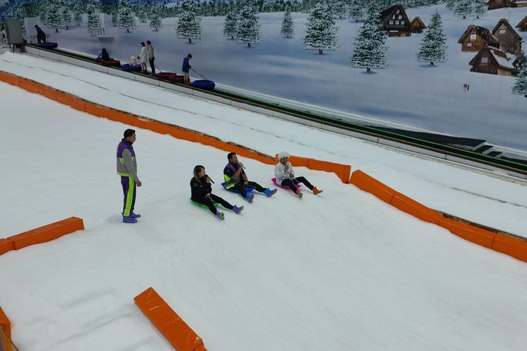 Arena ski dan sliding yang bisa menjadi spot foto menarik di Trans Snow World Bintaro