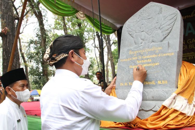 Bupati Lamongan Yuhronur Efendi (kanan), saat meresmikan tugu desa tertua di Lamongan. Tepatnya di Desa Candisari, Kecamatan Sambeng, yang dulu dikenal sebagai Desa Cane, Rabu (27/10/2021).