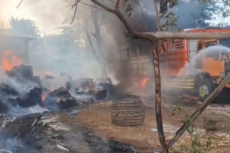 Dua Truk Tronton Terbakar di Kudus Saat Parkir, Ledakan Terdengar Berulang