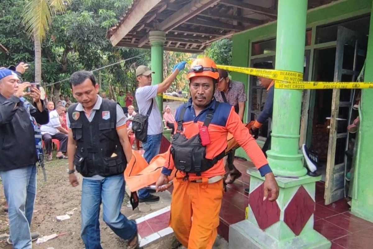 Tim gabungan Polsek Dukupuntang, Reskrim Polresta Cirebon, dan BPBD Kabupaten Cirebon, membantu mengevakuasi jasad korban terduga pembunuhan di Desa Cangkoak, Kecamatan Dukupuntang, Kabupaten Cirebon Jawa Barat, Minggu (26/11/2023)