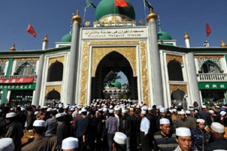 Kaum Muslim di sebuah masjid di Yinchuan, wilayah otonomi Ningxia Hui di China utara, pada September 2009.