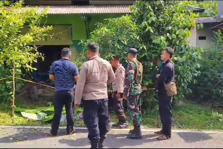 Aparat kepolisian dan TNI memeriksa dan mengamankan lokasi mutilasi di Kampung Bantar Limus Desa Sancang Kec Cibalong, Minggu (30/06/2024) siang