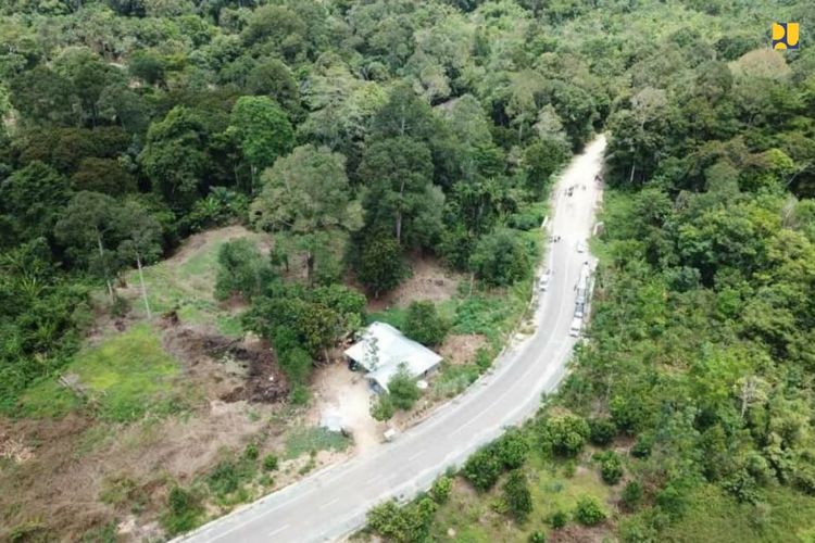 Pembangunan jalan perbatasan Indonesia-Malaysia di Kalimantan Utara sepanjang 966,59 kilometer terus dikerjakan meskipun di Tengah Pandemi Covid-19.