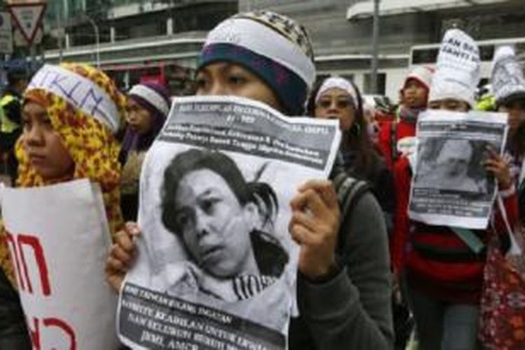 Para pekerja domestik dan pendukungnya dalam sebuah protes melawan kekejaman terhap pembantu rumah tangga di Hong Kong. 