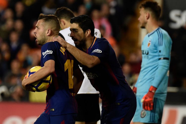 Jordi Alba dan Luis Suarez merayakan gol Barcelona ke gawang Valencia pada pertandingan La Liga di Mestalla, Minggu (26/11/2017).