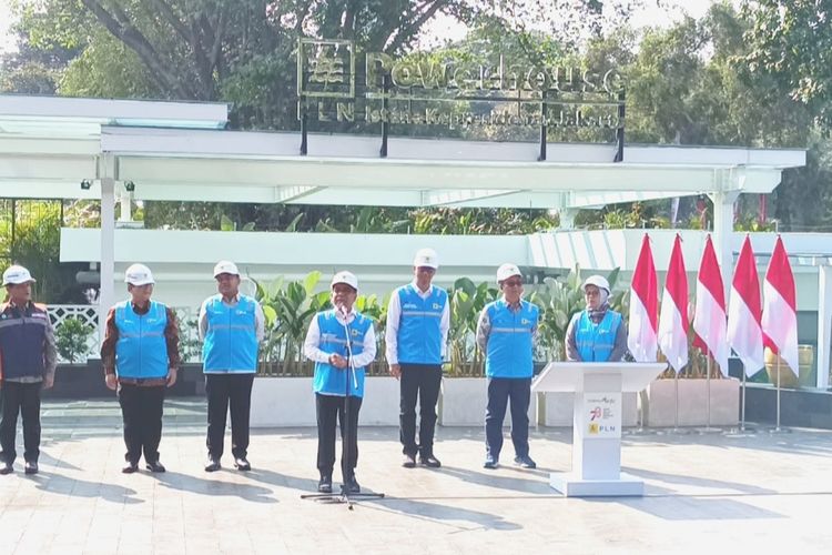 Menteri Sekretaris Negara (Mensesneg) Pratikno saat meresmikan revitalisasi sistem kelistrikan di Kompleks Istana Kepresidenan, Jakarta, pada Selasa (1/8/2023).
