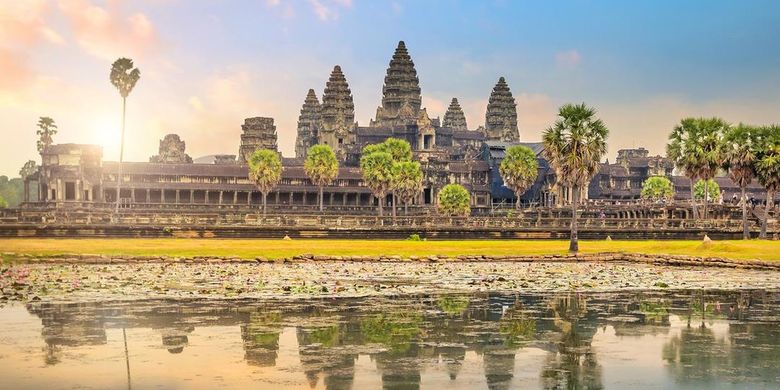 Angkor wat merupakan peninggalan agama hindu yang berada di negara