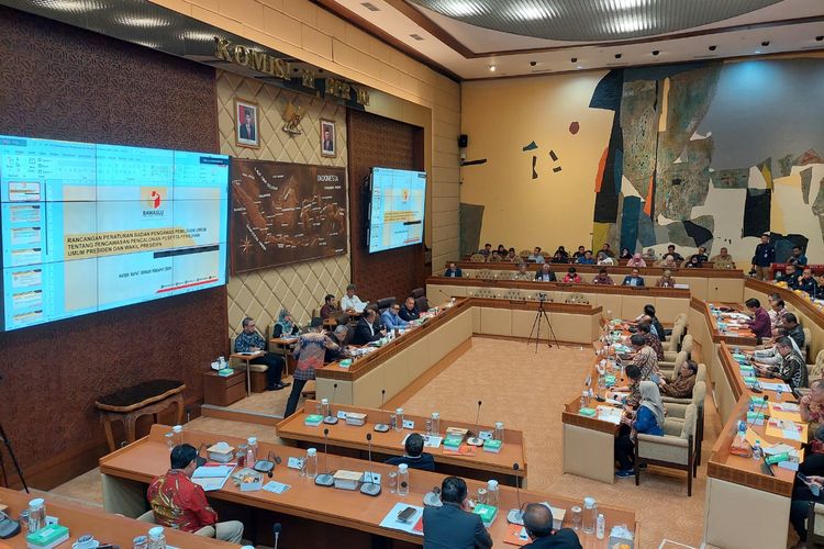 Suasana rapat dengar pendapat antara Komisi II DPR bersama Kemendagri, KPU, Bawaslu, dan DKPP di Gedung DPR, Senayan, Jakarta, Selasa (31/10/2023) malam. 