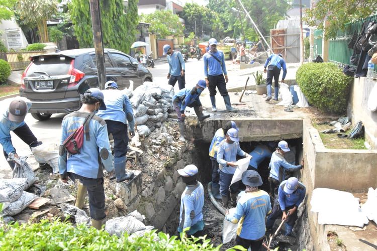 Petugas dari Suku Dinas Sumber Daya Air (SDA) mengeruk sedimen yang ada di saluran air di Jalan Wijaya Kusumah Kelurahan Jatipulo, Palmerah, Jakarta Barat, Selasa (29/9/2020).