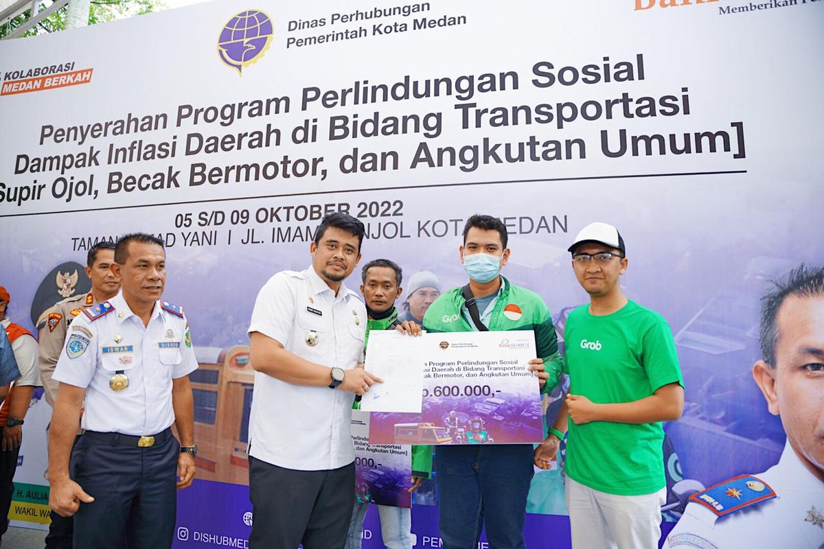  Wali Kota (Walkot) Medan Bobby Nasution saat menyerahkan bantuan subsidi kepada driver ojek online (ojol), becak bermotor (bentor), dan angkutan umum di Taman Ahmad Yani, Jalan Imam Bonjol Medan, Rabu (5/10/2022).
