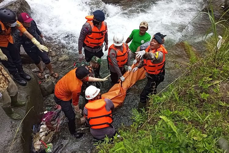 Petugas gabungan menemukan jasad Andini (15), siswi SMP IT Al Hikmah Depok yang hilang terseret arus sungai saat mengikuti latihan dasar kepemimpinan siswa (LDKS) di Curug Kembar, Cisarua, Puncak, Kabupaten Bogor, Jawa Barat.