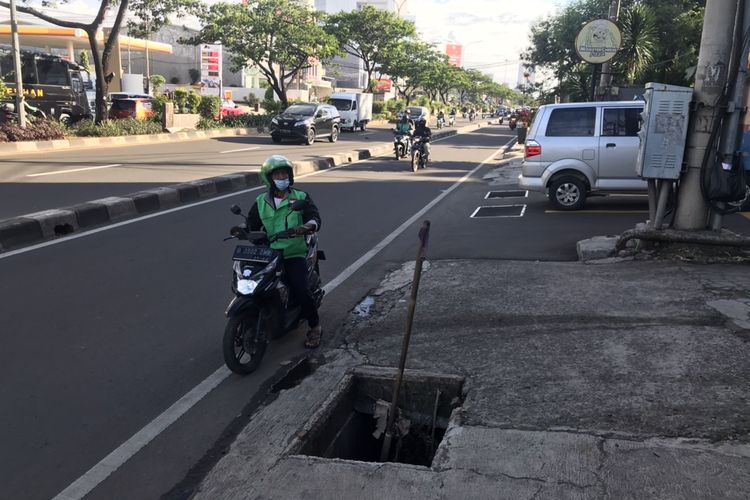 Besi penutup gorong-gorong di Jalan Margonda Raya tepatnya di depan Percetakan De’ Press, Kemiri Muka, Beji, Depok, Jawa Barat hilang.